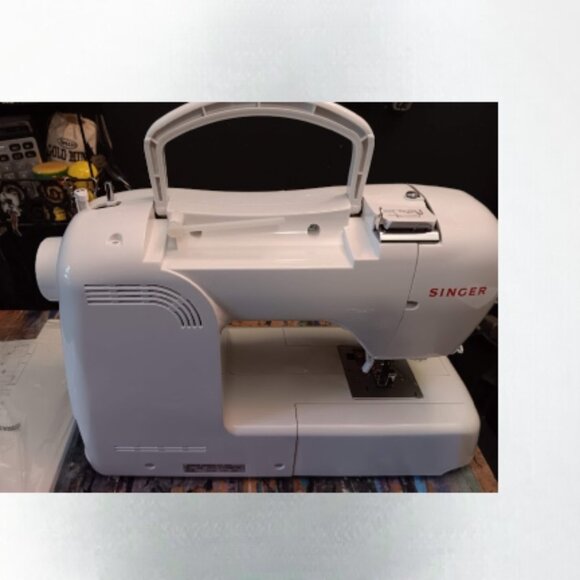 2009 singer Athena sewing machine new with rolling bag - Picture 7 of 8